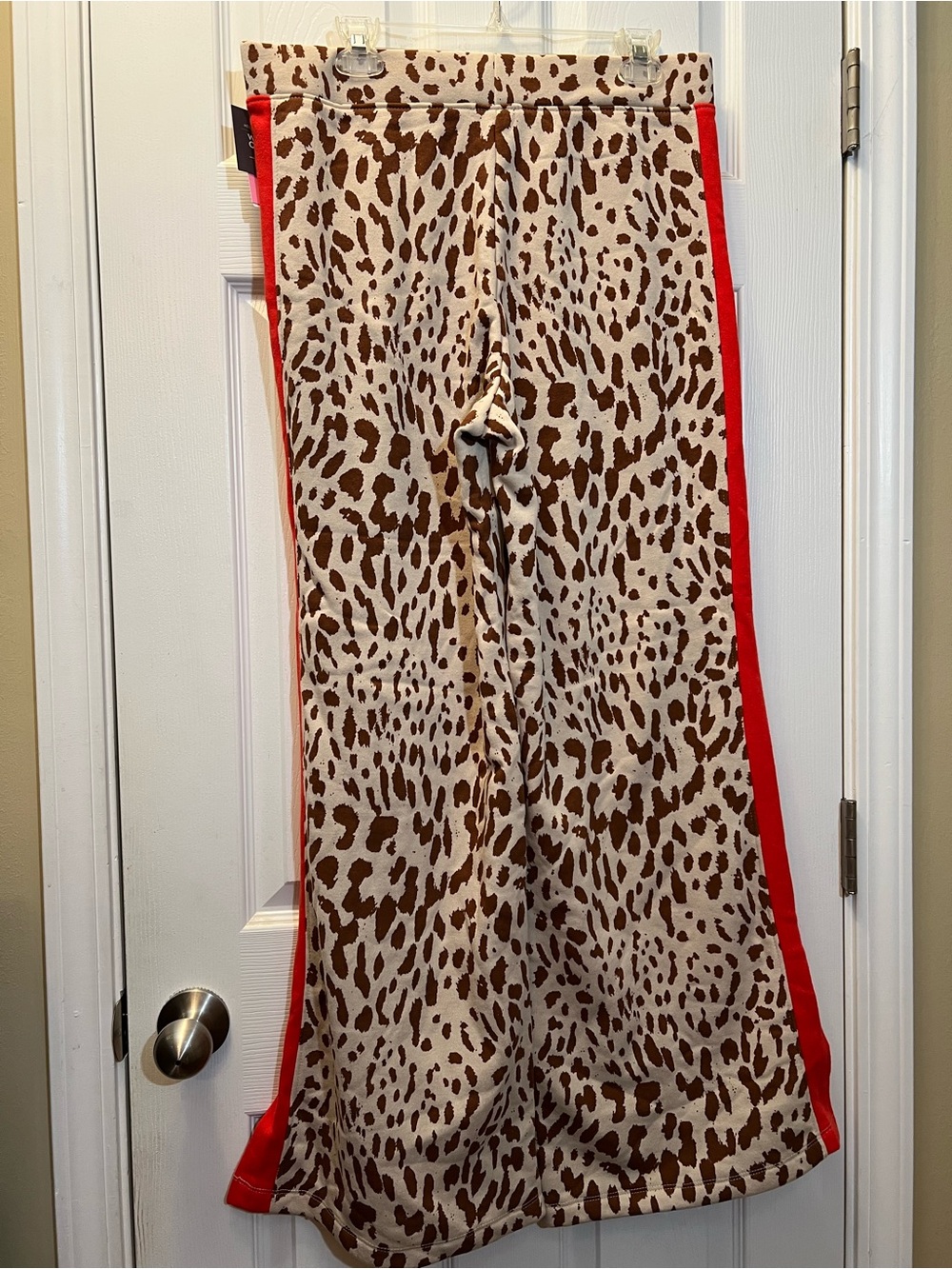 🦋 NWT Leopard Print Wide-Leg Track Pants with Red Side Stripe size large - Picture 4 of 6